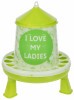 KERBL Műanyag baromfi etető lábakkal, 4,8 l / 4 kg - I love my ladies KR70169